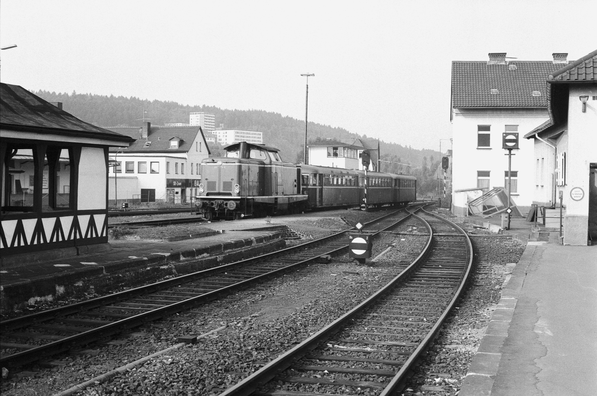 Im Sommerfahrplan 1982 gab es freitagnachmittags diese planmäßige Vorspannleistung von Korbach nach Marburg. Hier 211 170 vor einer 798-Einheit im September 1982.