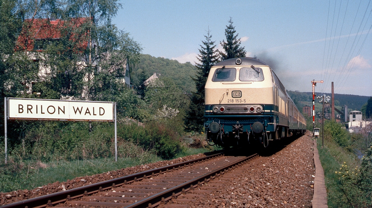 Im Sommerfahrplan 1983 endete E 2329 von Amsterdam sonntags wegen Betriebsruhe auf der Strecke nach Bad Wildungen bereits in Korbach. Während werktags in Brilon-Wald Lokwechsel von 218 auf 216 erfolgte, blieb sonntags die 218 bis Korbach am Zug (9-1983).