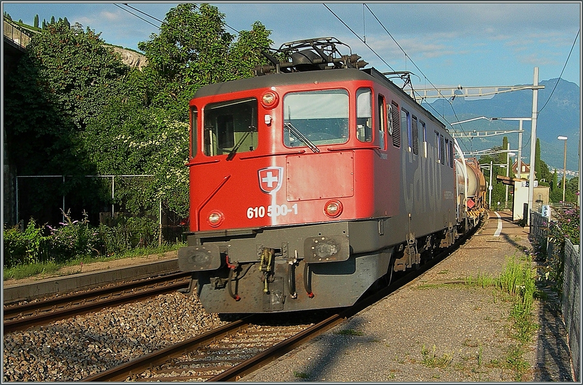Im sommerlichen Abendlicht zeigt sich die Ae 610 500-1 bei St-Saphorin.
27. Juli 2007