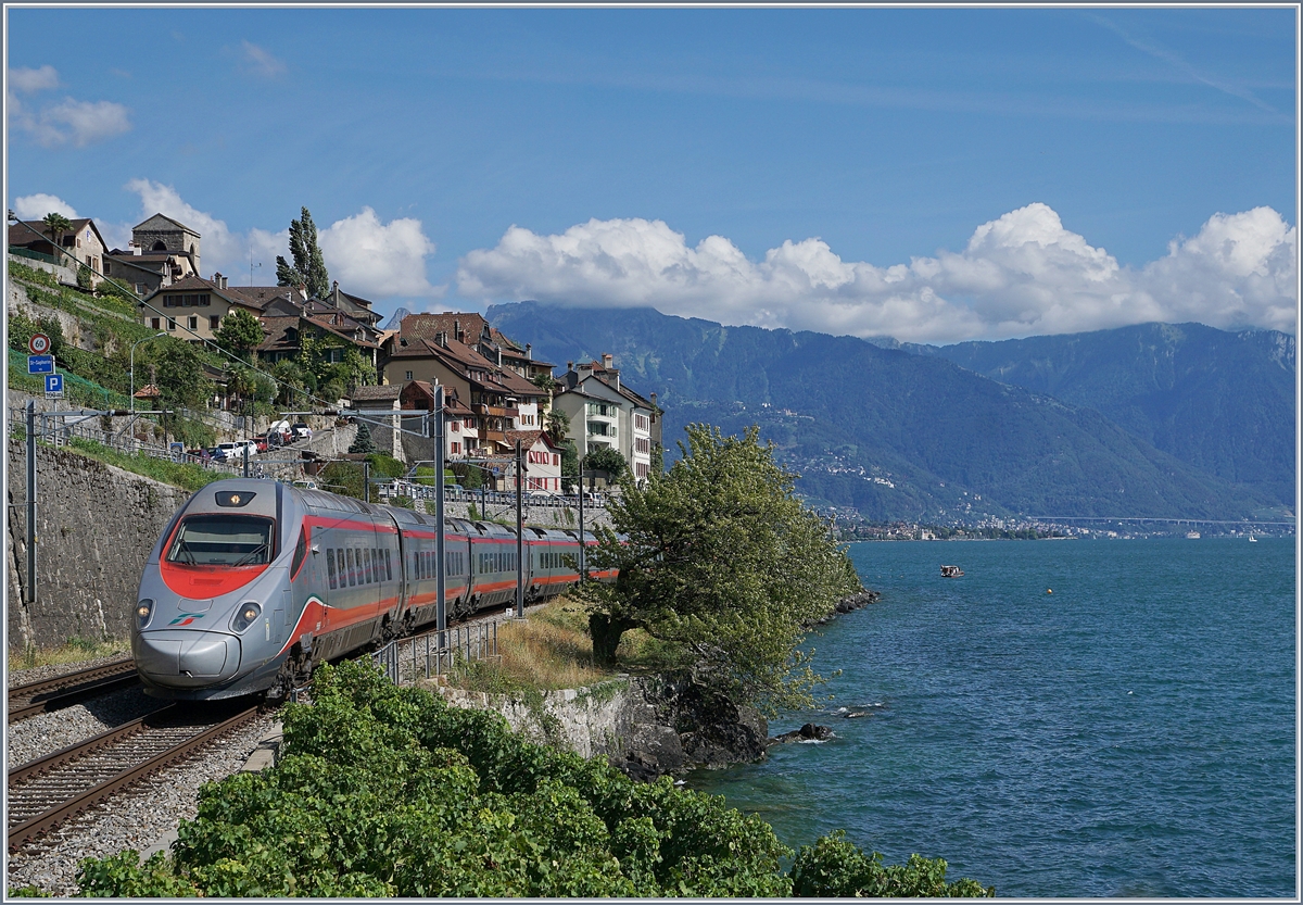 Im Sommerlicht dies Augusttages fährt ein FS Trenitalia ETR 610 als EC 34 von Milano nach Genève am Genfersee bei St-Saphorin vorbei.
26. August 2018