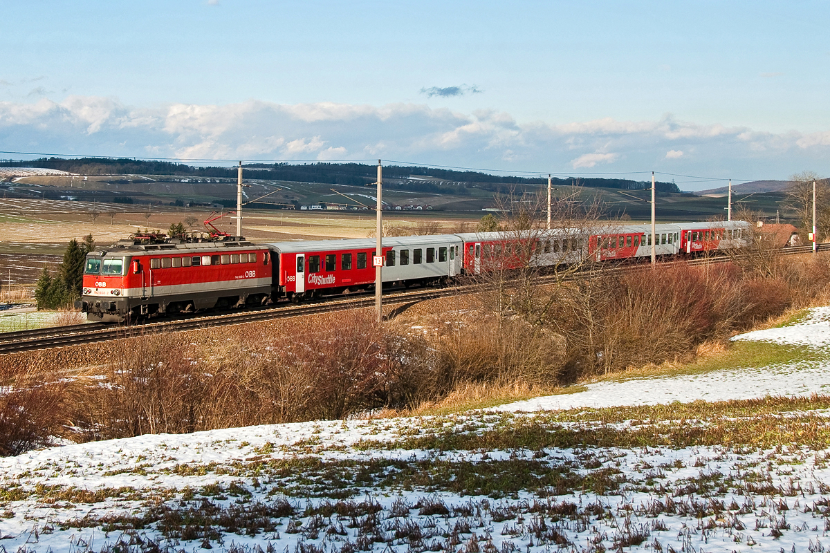 Im Sonnenfenster zwischen Neulengbach und Ollersbach ist 1142 658 mit dem R 2028 von Wien Westbahnhof nach St. Pölten Hbf. unterwegs. Die Aufnahme entstand am 31.01.2015.