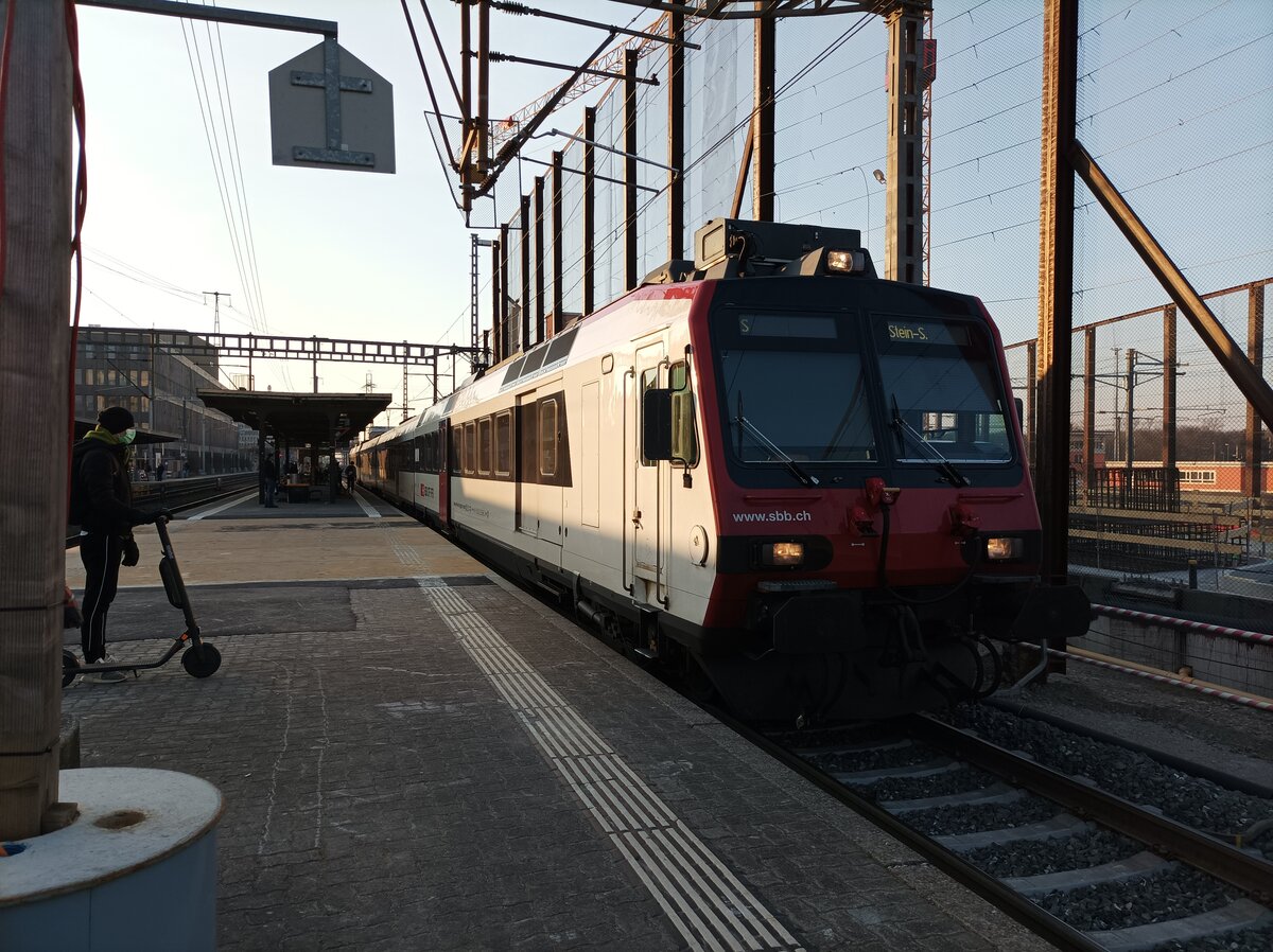 Im Sonnenuntergang Zeigt sich RBDe 560 285 als S Bahn nach Stein Säckingen am 8.03.2022 in Muttenz 