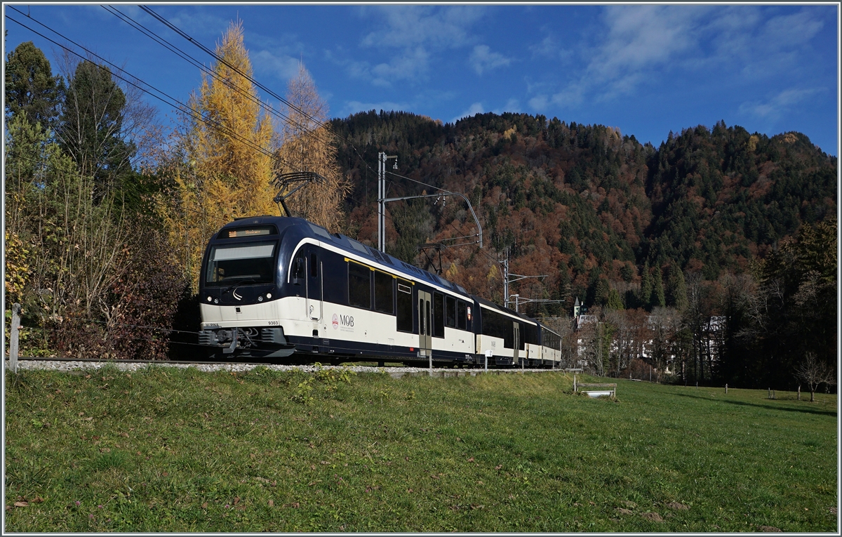 Im spätherbstlichen Licht verlässt der MOB Alpina ABe 4/4 9303 mit ihrem Zug Les Avants. Am Schluss des Zuges läuft die hier nicht zu sehende Ge 4/4 8004 mit. 

13. November 2020