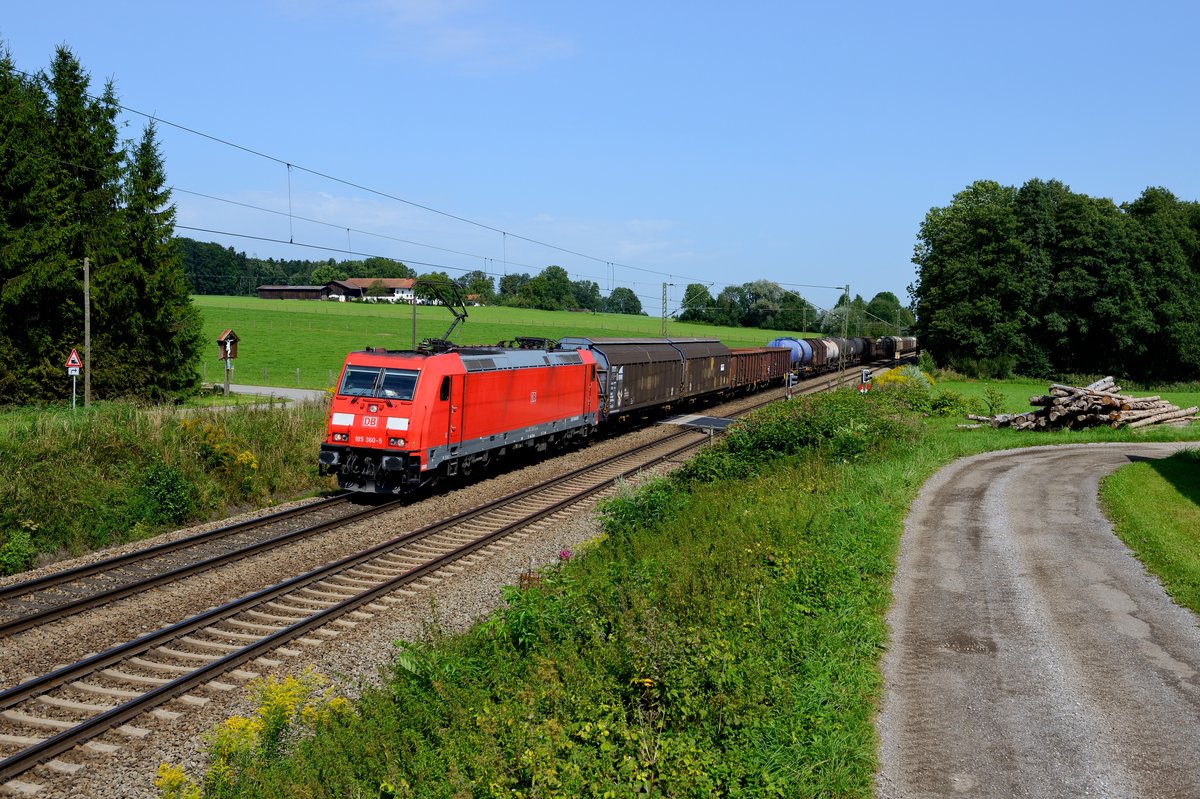 Im Spätsommer 2017 war die KBS 880 zwischen Regensburg und Passau aufgrund von Bauarbeiten nur eingleisig befahrbar, sodass einige Güterzüge über Salzburg umgeleitet wurden. Einer davon war dieser gemischte Güterzug - geführt von 185 360 - den ich am Bü Vogl dokumentieren konnte (26. August 2017).