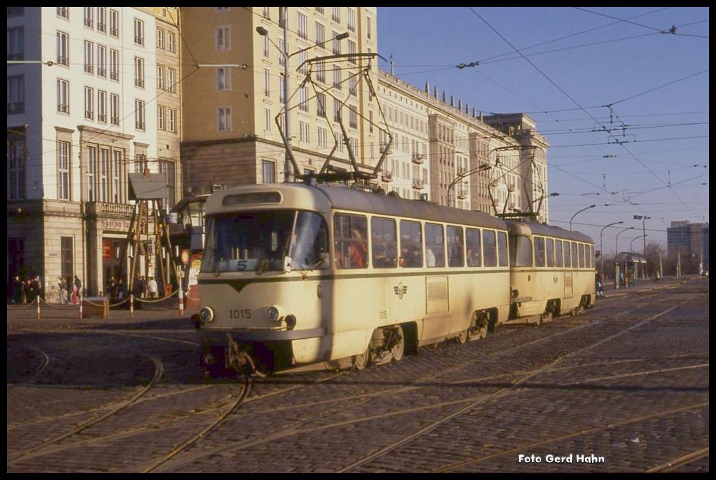 Im Stadtgebiet von Magdeburg war am 30.12.1990 Tatra Tram Wagen 1015 auf der Linie 5 im Einsatz.