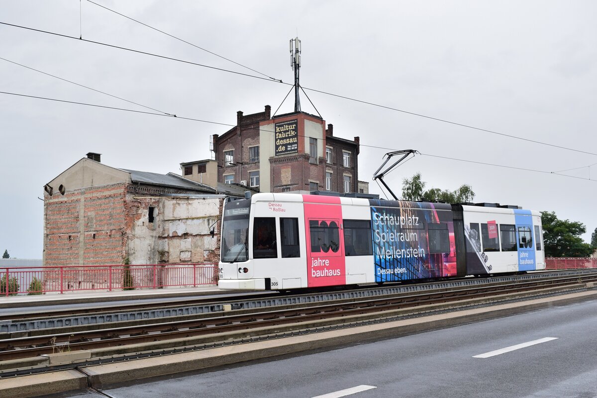 Im strahelden weiß mit Bauhaus Werbung überquert Triebwagen 305 die Brauereibrücke und passiert die Kulturfabrik in Dessau.

Dessau 26.07.2020