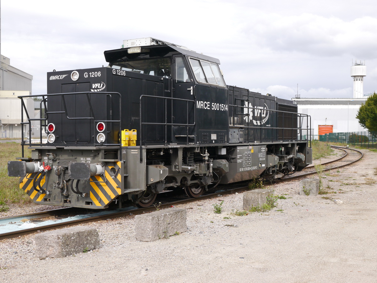 Im Straßburger Hafen (Port Autonome de Strasbourg) steht die VFLI-Lok MRCE 5001514. Die Lok ist von VFLI geleast. Eigentümer und Leasinggeber der Lok ist MRCE und die Lok trägt daher die deutsche NVR-Nummer 92 80 1276 025-4 D-DISPO. Gebaut wurde die Lok des Typs G1206 im Jahr 2006 von Vossloh unter der Fabriknummer 5001514.

03.10.2016 Port Autonome de Strasbourg
