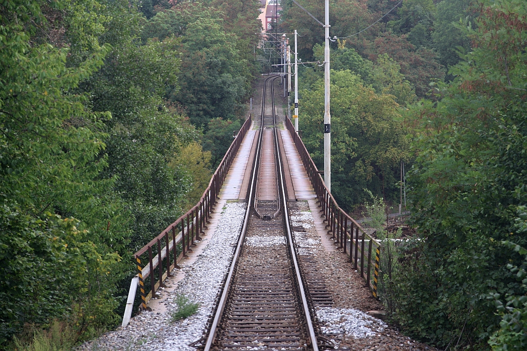 Im Strecken-km 1,0 der Strecke Tabor - Bechyne befindet sich die Brücke über die Luznice (Lainsitz). Aufgenommen am 25.August 2018 durch das Stirntürfenster des letzten Wagen des Os 28406.