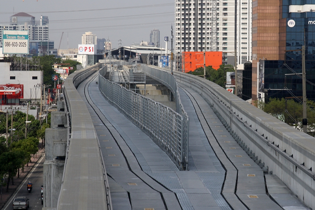 Im Streckenabschnitt der MRT Yellow Line (YL) zwischen der Hua Mak Station (YL11) und der Kalantan Station (YL12) befindet sich eine, zwischen den Führungsbalken der Strecken angeordnete Wendeanlage. - Bild vom 11.Dezember 2023.