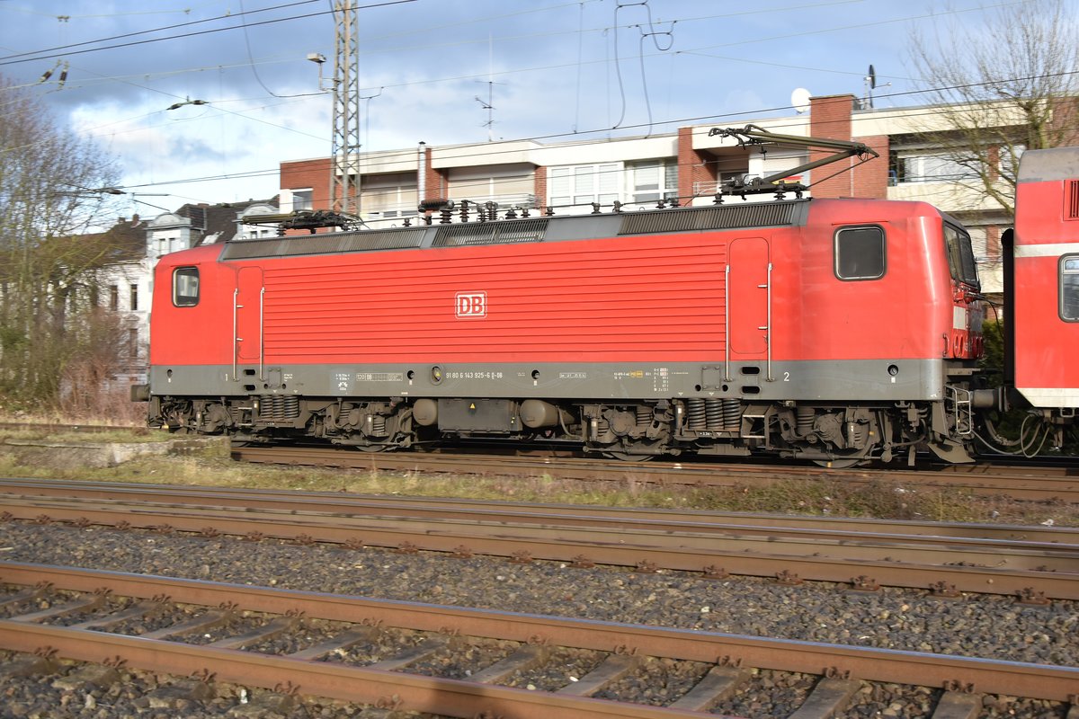 Im Streiflicht eine Breitseite bekommen, hier fährt gerade die 143 925-6 mit einem aus Troisdorf kommendem RB27 in Rheydt Hbf ein. Montag den 12.3.2018