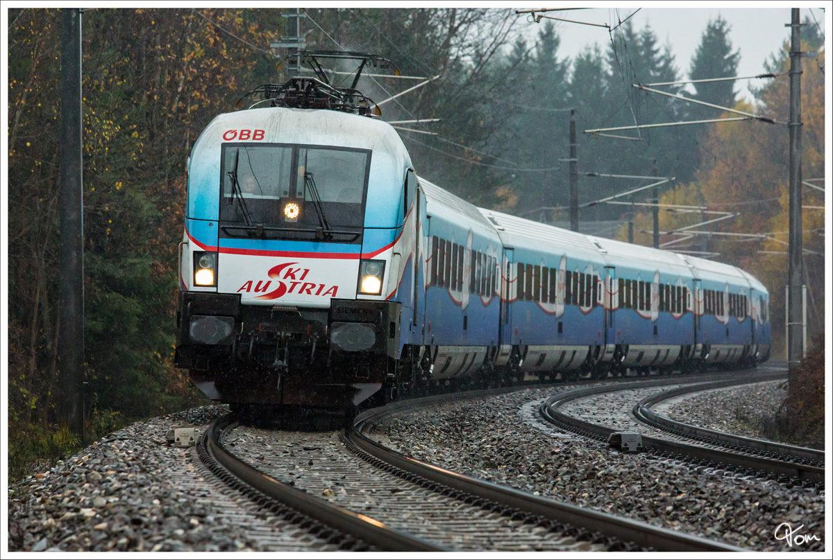 Im strmendem Regen, fhrt 1116 251  SKI AUSTRIA  als railjet 534 von Villach nach Wien Meidling. 
Zeltweg  9.11.2013