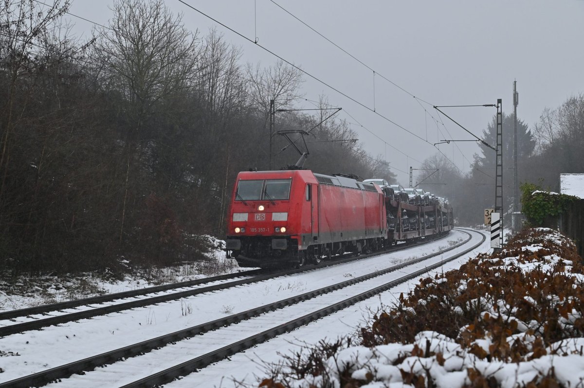 Im strömendem Regen kommt 185 357-1 mit dem Audi am Mittag des 28.1.2021 durch Neckargerach. 