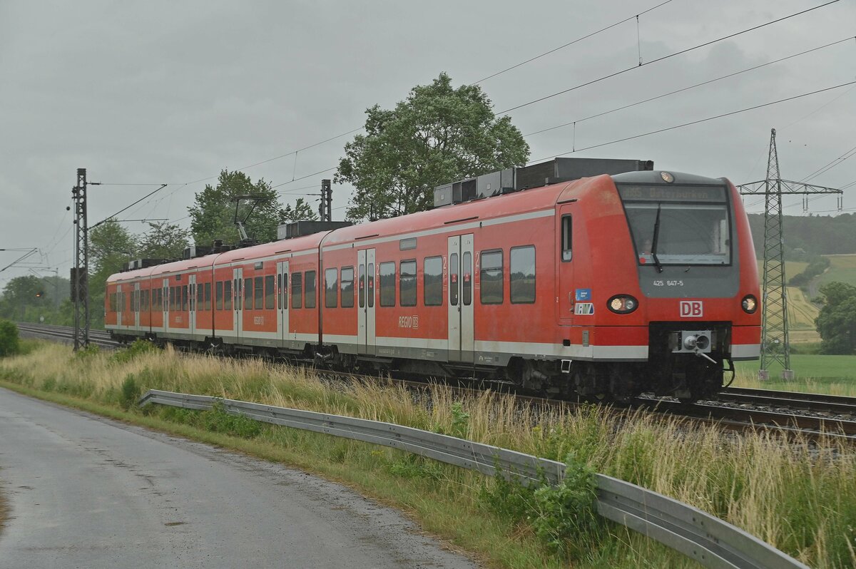Im strömenden Regen ist der 425 647-5 als RB85 nach Osterburken bei Hohenstadt unterwegs am Dienstagvormittag des 6 .7.2021