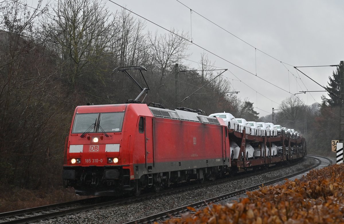 Im strömenden Regen des heutigen 3. Februar 2021 kommt die 185 310-0 mit dem Millionenzug gen Heidelberg fahrend durch Neckargerach.