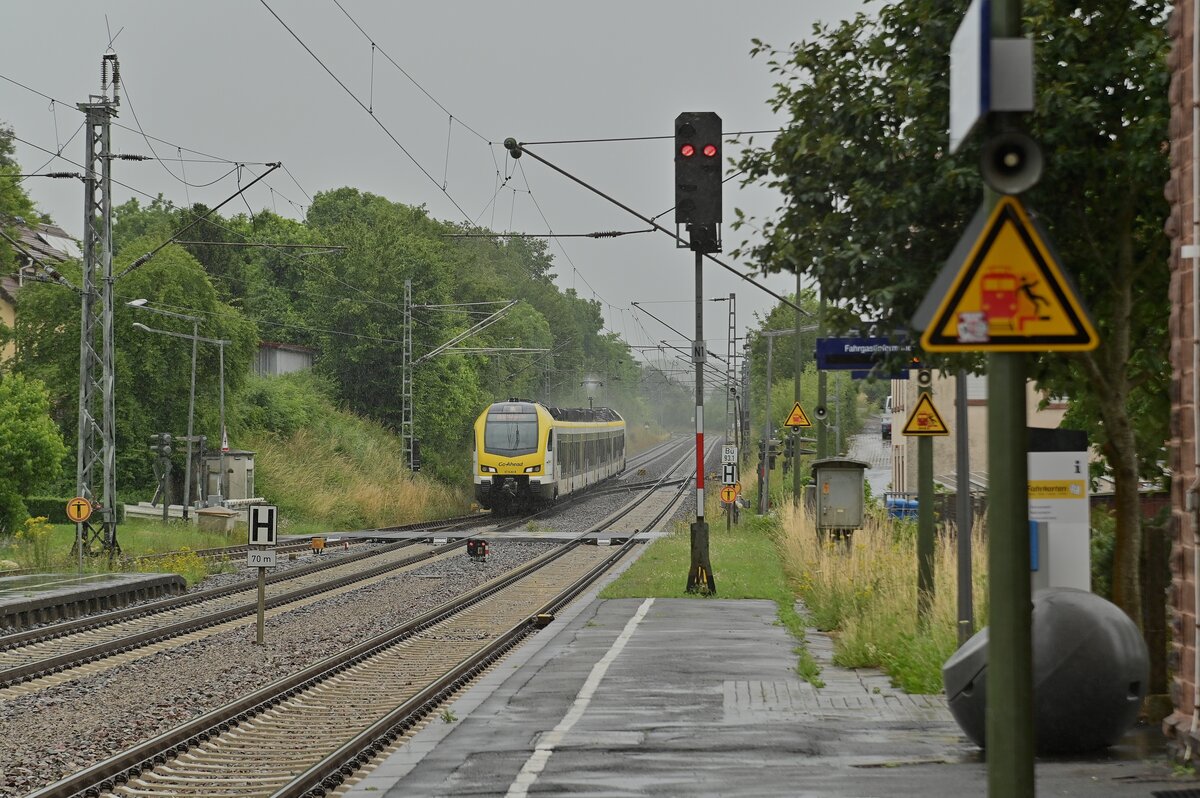 Im strömenden Regen in Eubigheim kommt ein RE8 gen Stuttgart gefahren. 6.6.2021