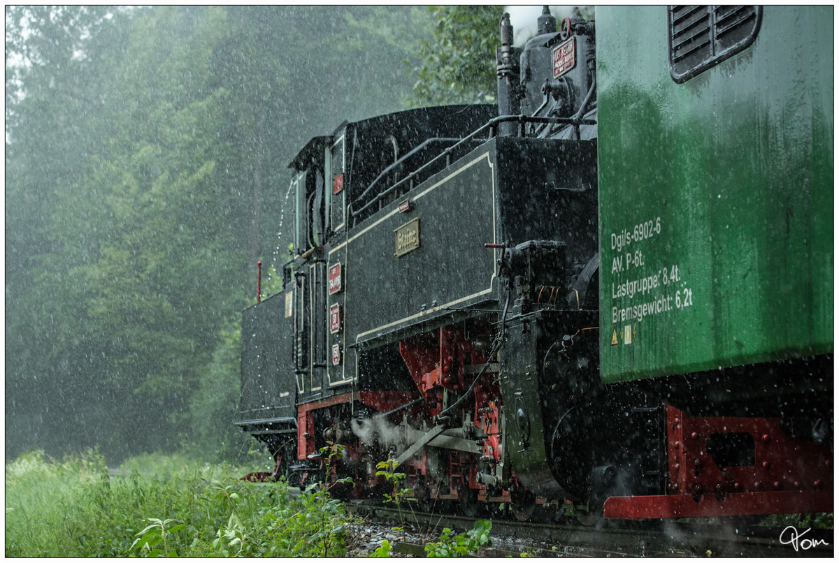Im strömenden Regen, rollt die CFF Dampflok 764 411R Reghin mit dem Stainzer Flascherlzug von Stainz nach Preding. 
Kraubath 27.07.2019