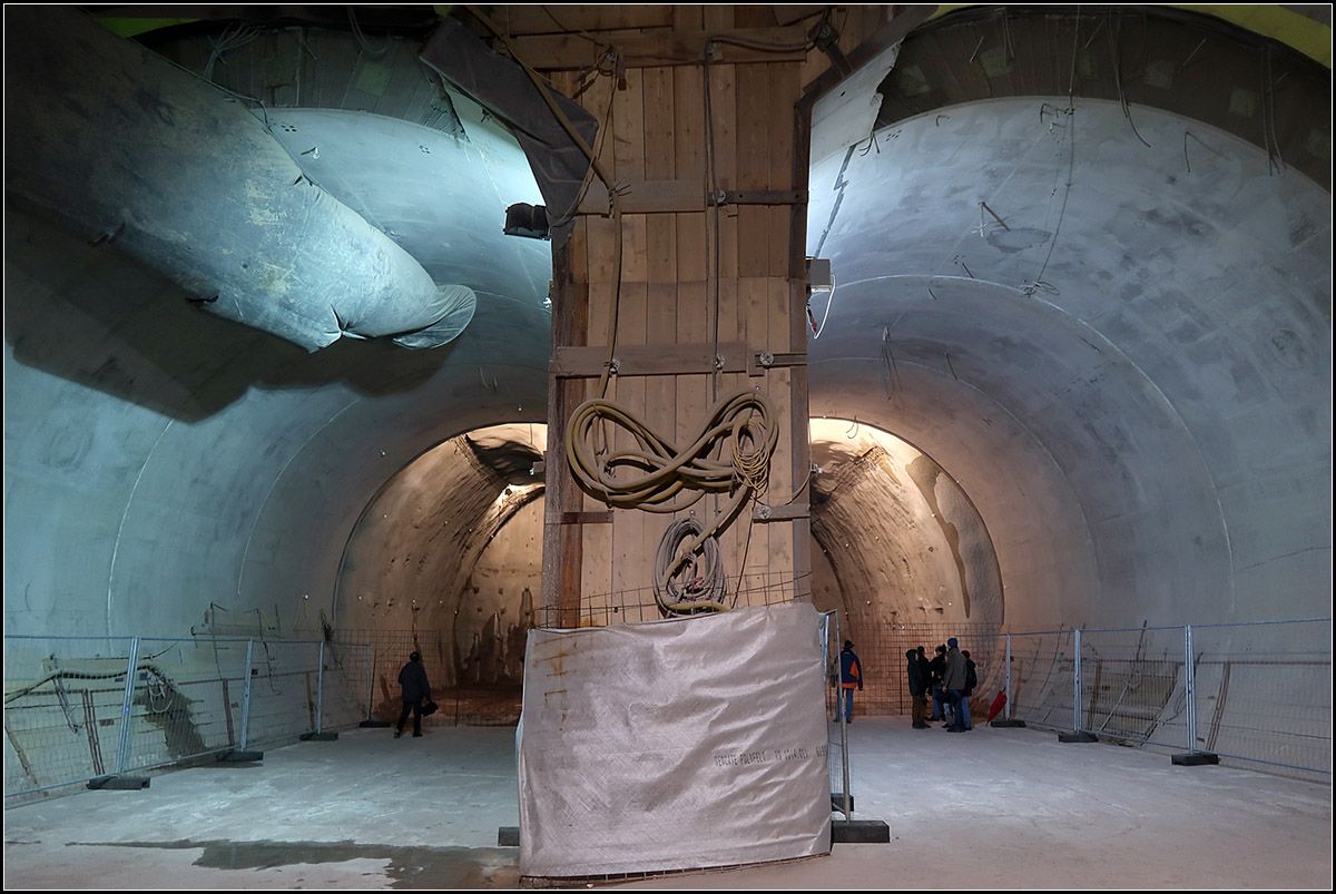 Im Stuttgarter Untergrund -

Links die Röhre in Fahrtrichtung Untertürkheim/Obertürkheim, rechts die Röhre des Fildertunnels in Fahrtrichtung Flughafen. Hinten vereinigen sich die beiden Röhren zu einem zweigleisigen Querschnitt. Die Blickrichtung geht in Richtung Hauptbahnhof.

Tage der offenen Baustelle, 05.01.2019 (M)