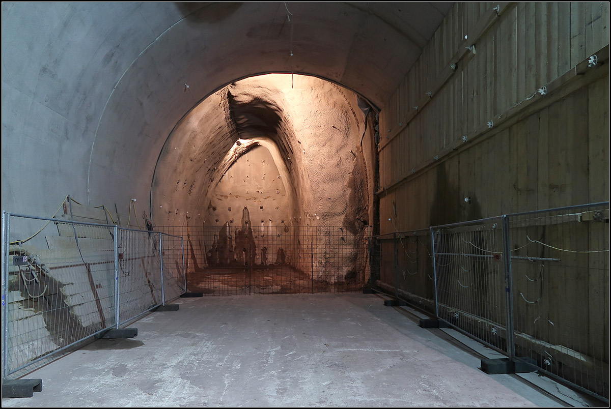 Im Stuttgarter Untergrund -

Tunnelröhre für Fahrtrichtung nach Unter- und Obertürkheim. Bis zur offenen Baugrube am Südkopf des neuen Hauptbahnhofes muss für alle vier Gleise in diesem Abschnitt noch ein Teilstück für zwei doppelgleisige Tunnels aufgefahren werden. In die andere Richtung führt ist dieser Tunnel schon bis über den Neckar hinaus aufgefahren. Ebenso seine Gegenrichtung. Hier geht der Blick vom Bereich der zukünftigen Rettungszufahrt unter der Uhlandshöhe in Richtung Hauptbahnhof.

Tage der offenen Baustelle, 05.01.2019 (M)