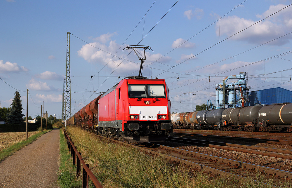 Im Süden Ludwigshafens, genauer im Ortsteil Rheingönheim wurde 186 324 auf ihrem Weg in Richtung Saarbrücken fotografiert.
Das Foto entstand am 20. August 2013.