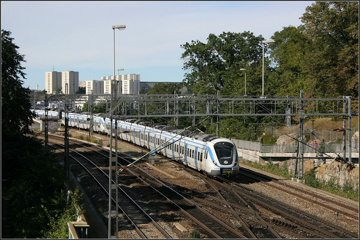Im Süden von Stockholm -

Der X60-Pendelzug hat Södermal erreicht und wird gleich in den überbauten Bahnhof Stockholm södra einfahren. Dort enden noch die eigenen Gleise und für die Weiterfahrt nach Stockholm central müssen zwei Gleise für alle Züge ausreichen.

29.08.2007 (M)

