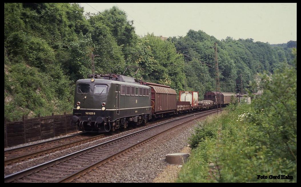 Im südlichen Tunneleinschnitt des Lengericher Tunnels war am 2.6.1989 um 11.35 Uhr die grüne 140628 mit einem Güterzug in Richtung Münster unterwegs.