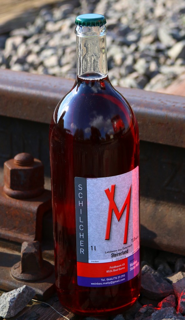 Im Sulmtal gab es Erzählungen zufolge an diversen  Haltestellen  so manch guten Most zu trinken. Leider stand mir keiner zur verfügung darum habe ich im am 18.Oktober 2015 kurzerhand´s eine Schilcherflasche zuhilfe genommen. Neben dem gesperrten Gleis 2 konnte ich dann diese Spiegelung des berühmten Roten Blitzes  ablichten.