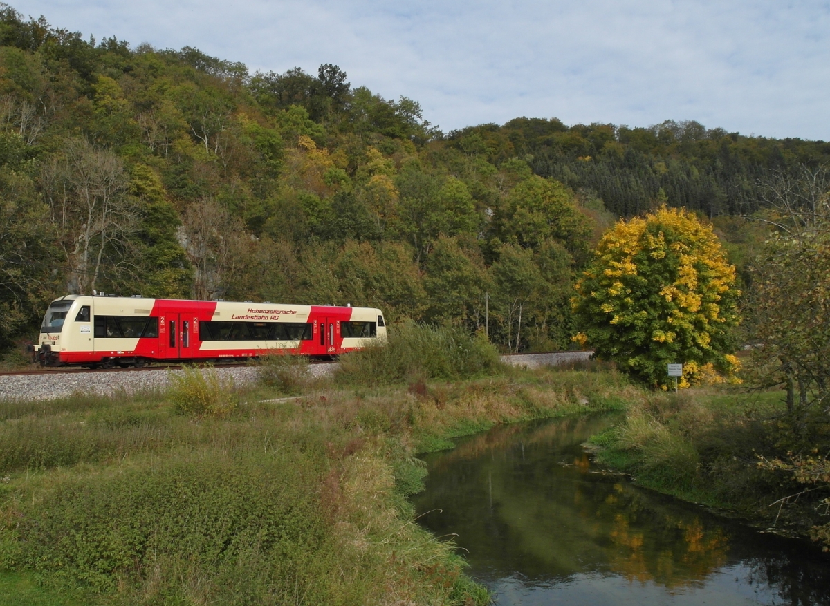Im Tal der Lauchert (|||) - Zwischen Sigmaringen und Jungnau befindet sich RegioShuttle 204 der Hohenzollerischen Landesbahn als HzL86336 auf der Fahrt nach Hechingen (06.10.2015).