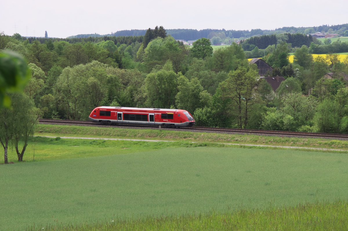 Im Tal der sächsischen Saale. Etwas mehr als 20 Km führt die Bahnstrecke Bamberg - Hof entlang der sächsischen Saale, die im Fichtelgebirge entspringt. 641 026-9 (Taufname: Markt Stammbach) ist als RE Bamberg - Hof unterwegs und kurz vor dem Ziel. Bahnstrecke 5100 Bamberg - Hof bei Fattigau am 23.05.2017