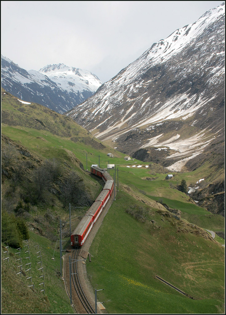 Im Tal der Unteralpreuss -

Noch befindet sich der Regionalzug in Richtung Disentis kurz hinter Andermatt am Hang des Unteralpreustales, aber die Lok wendet sich schon nach rechts in der erste untere Kehre um weiter den Anstieg zum Oberalppass zu erklimmen.

11.05.2008 (M)