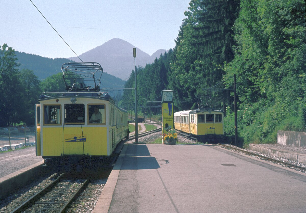 Im Talbhf. Waching, das Ziel, den Wendelstein im Blick ! 16-08-1973__Die Loks der Wendelsteinbahn (wie auch die Münster-Schlucht-Triebwagen) wurden mit  kombinierten Zahnrad- und Adhäsionsachsen ausgestattet, in den Kurven nicht ideal und der eventuell unterschiedliche Abnutzungsgrad von Zahnrädern und Laufrädern ist stets im Auge zu behalten, aber für die gemischten Streckenabschnitte ( teils flach, teils steil) sehr praktisch.