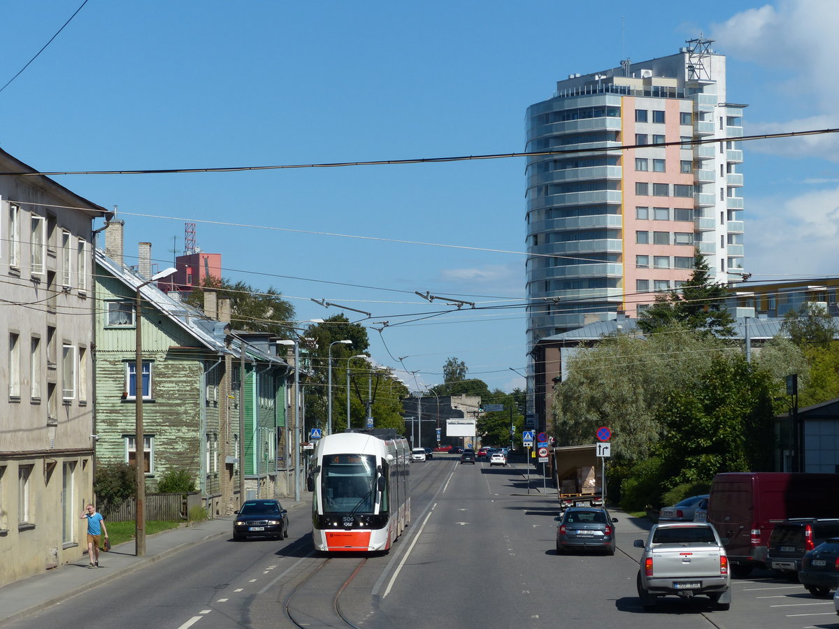 Im Tallinner Straßenbahnverkehr fahren neben KT4D-Wagen, teils ehemals aus Erfurt, seit 2014 auch Niederflurbahnen des spanischen Herstellers CAF. Tondi, 3.8.2016