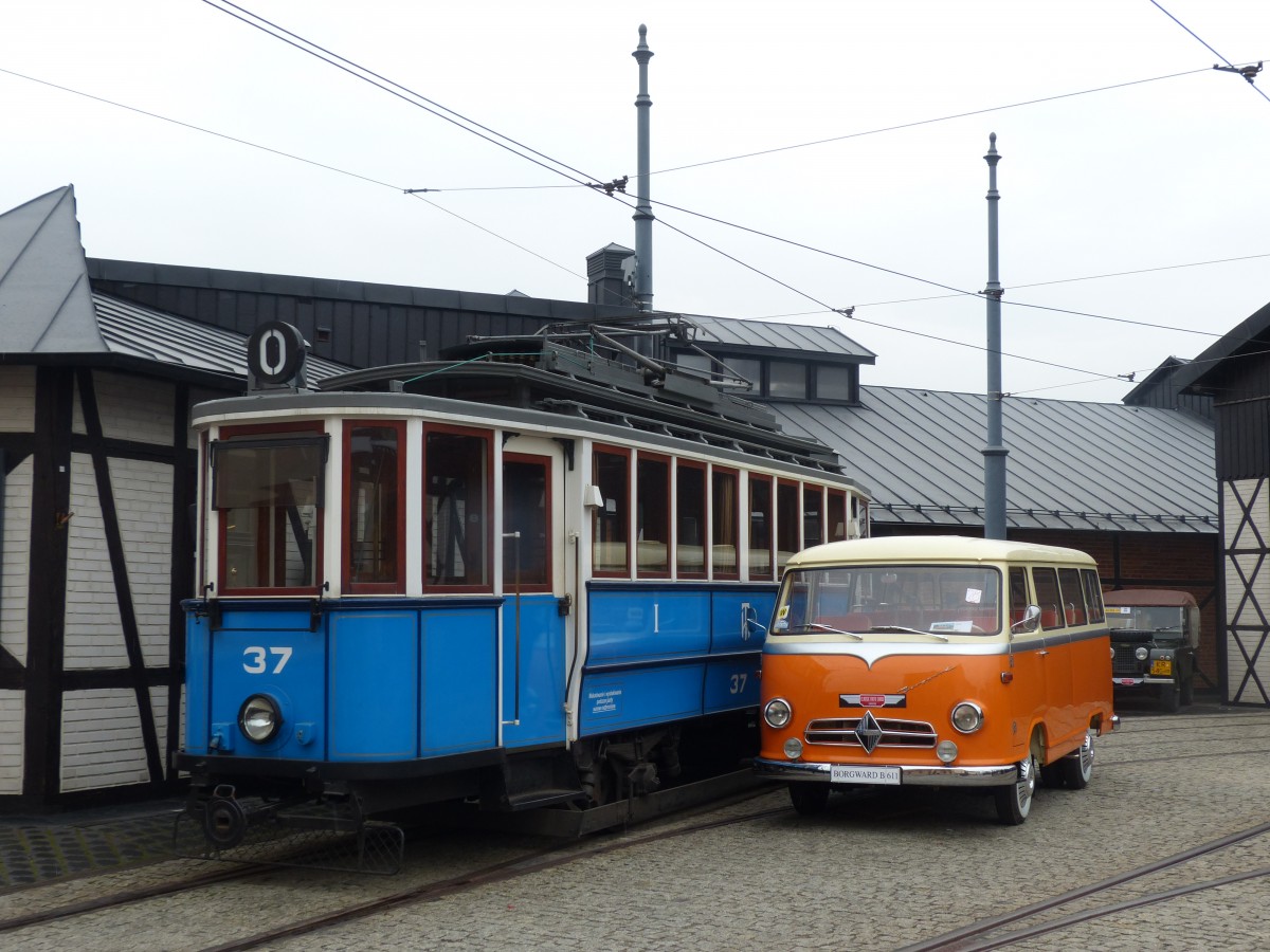 Im Technikmuseum in Krakau (Muzeum Inzynierii Miejskiej) finden sich neben einigen Straenbahnen auch Ausstellungen von polnischen Motorrdern und Autos, Buchdruck und polnischen Radios. Neben dem orangen Borgward B611 steht Straenbahn Nummer 37, die 1913 gebaut wurde und Wiener Fahrzeugen (Baureihe K) aus dieser Zeit sehr hnlich ist. 9.9.2013