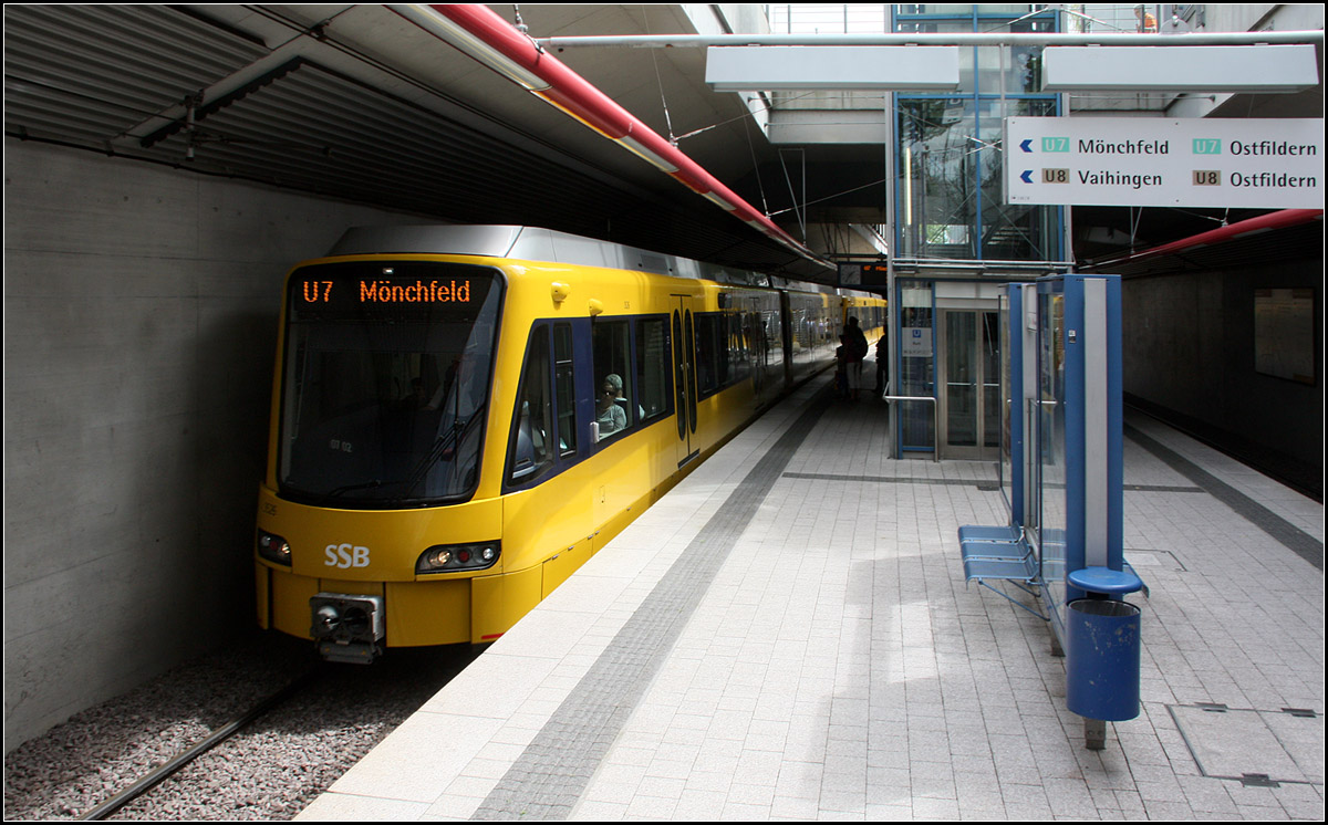 Im Tiefhalt -

Ein Doppelzug auf der U7 mit Stadtbahnwagen der neuesten Generation in der nach oben offenen Tiefhaltestelle 'Ruit' in Ostfildern.

12.08.2014 (M)