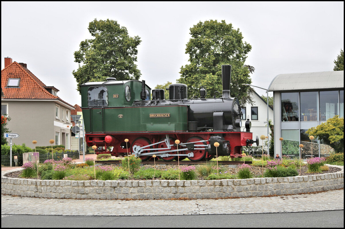 Im tollen �u�eren Zustand steht noch immer die Lok Bruchhausen im Kreisverkehr am Bahnhof in Bruchhausen - Vilsen. Die Aufnahme entstand am 25.7.2026.