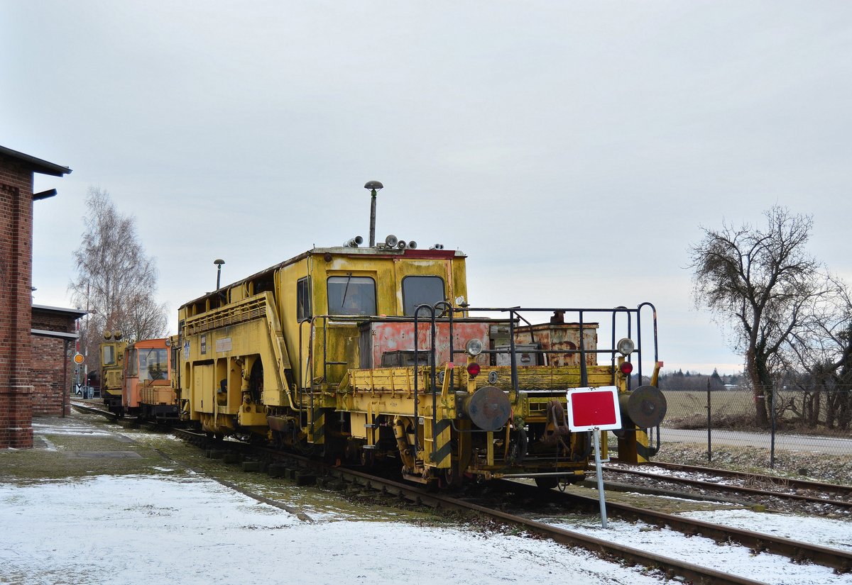 Im Traditionsbahnbetriebswerk Staßfurt stand eine Stopfmaschine der Bahnbaugruppe. Die Maschine wurde vor langer Zeit dem Museum als Geschenk übergeben.

Staßfurt 07.01.2017