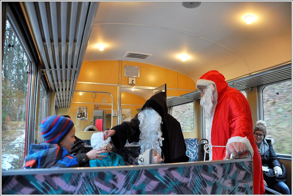 Im Triebwagen 24 verteilt der Schmutzli in Begleitung des Nikolaus seine kleinen Geschenke. (29.11.2015)