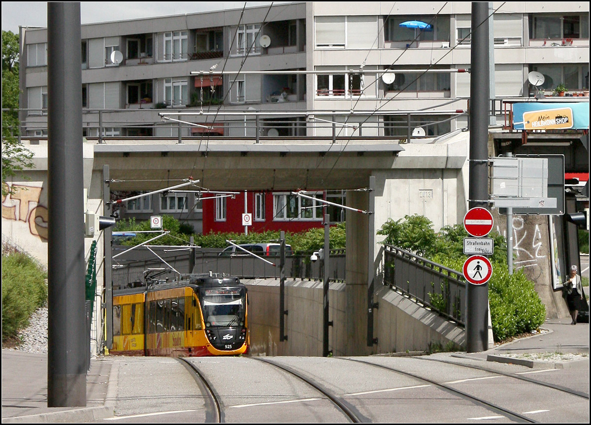 Im Trog unter den Bahnlinie hindurch -

Kunstbauwerke wurden notwendig um die Heilbronner Stadtbahn-Nordstrecke unter den beiden Bahnlinien hindurch zu führen. Das Bild zeigt die südliche Rampe nördlich der Haltestelle Technisches Schulzentrum. Zunächst wird die Bahnstrecke Heilbronn - Schwäbisch Hall-Hessental unterfahren; diese verläuft auf dem hier sichtbaren Brückenbauwerk.

31.05.2016 (M)