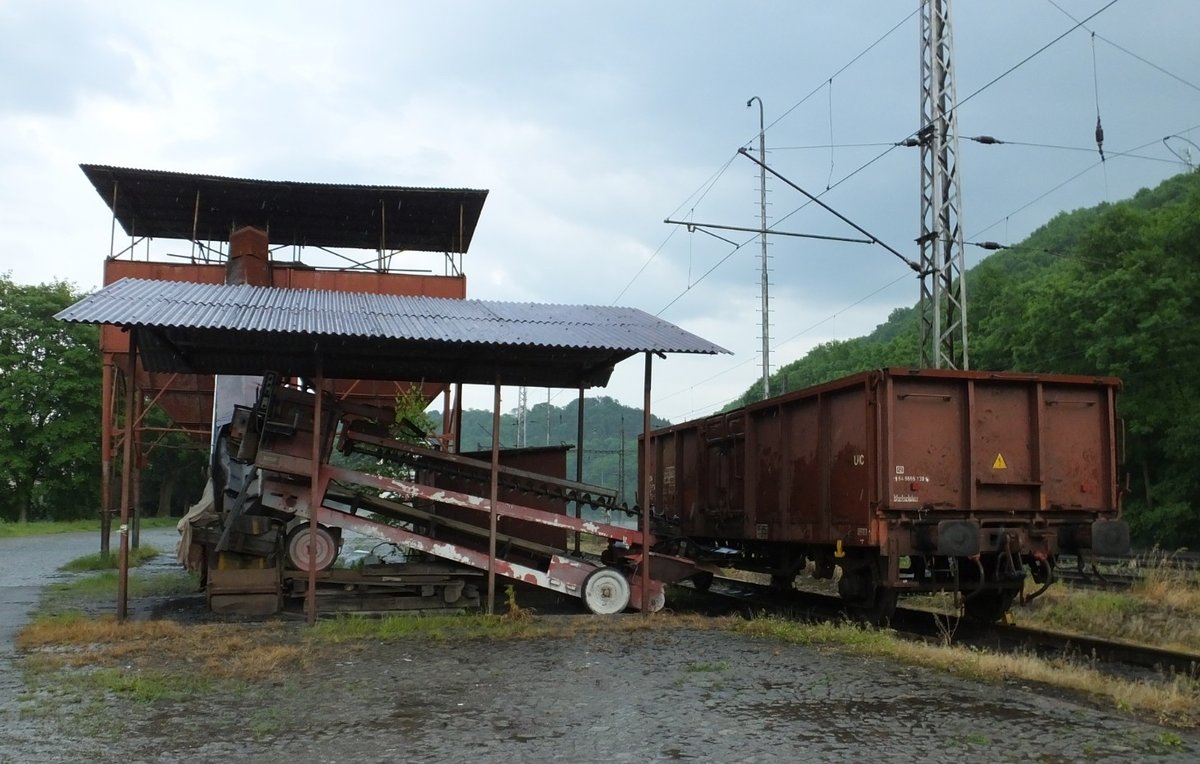 Im tschechischen Brandys nad Orlici fand sich diese interessante Konstruktion zum Entladen von offenen Güterwagen. Am 04.06.2016 stand passend daneben ein offener Zweiachser der Regelbauart. In diesen modernen Zeiten hat das wie ich finde schon historischen Charakter.