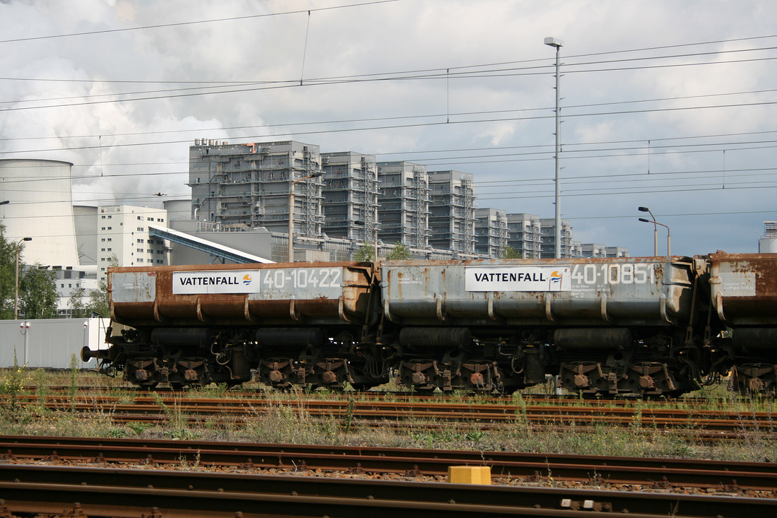 Im Übergabebahnhof Peitz Ost standen am 18. August 2010 diese interessanten Wagen der Vattenfall-Werksbahn.
Mittlerweile tragen diese Wagen vermutlich das Logo des Nachfolgers LEAG.