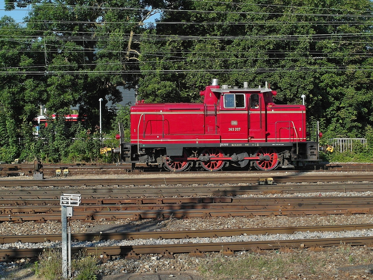 Im Ulmer Hauptbahnhof befindet sich 363 207 auf der Anfahrt zu den Wagen des kurz zuvor aus München angekommenen IC, um diese in die Abstellgruppe zu ziehen bzw. zu schieben (01.07.2015).