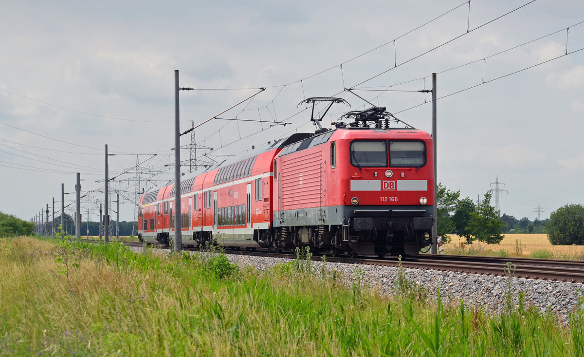 Im Umlauf der Reihe 145 bespannte 112 166 am 23.06.17 einen RE. Von Naumburg(Saale) kommend passiert sie hier Braschwitz Richtung Magdeburg.