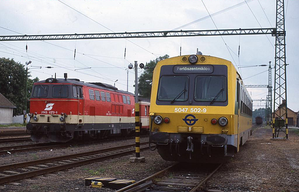 Im ungarischen Bahnhof Frteszentmiklos stehen GySEV Triebwagen
5047.502 und die BB Diesellok 2143.073 am 14.5.1999 nebeneinander.