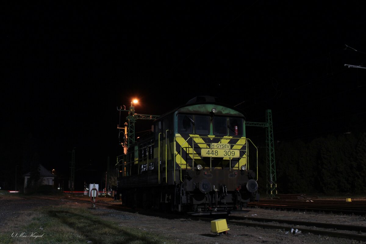 Im ungarischen Grenzbahnhof Szentgotthard steht die 448 309 am Abend des 12.12.2022 und übernachtet hier um am nächsten Tag wieder als Bahnhofsreserve zu dienen.