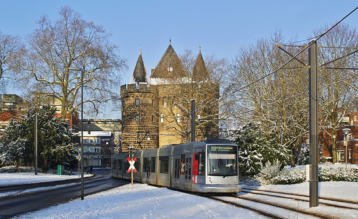 Im Unterschied zum Vortag zeigte sich der Winter in Neuss am 18.01.2024 von der sonnigen Seite, als der Rheinbahn-NF10 2012 an der Haltestelle Stadthalle/Museum  ankommt