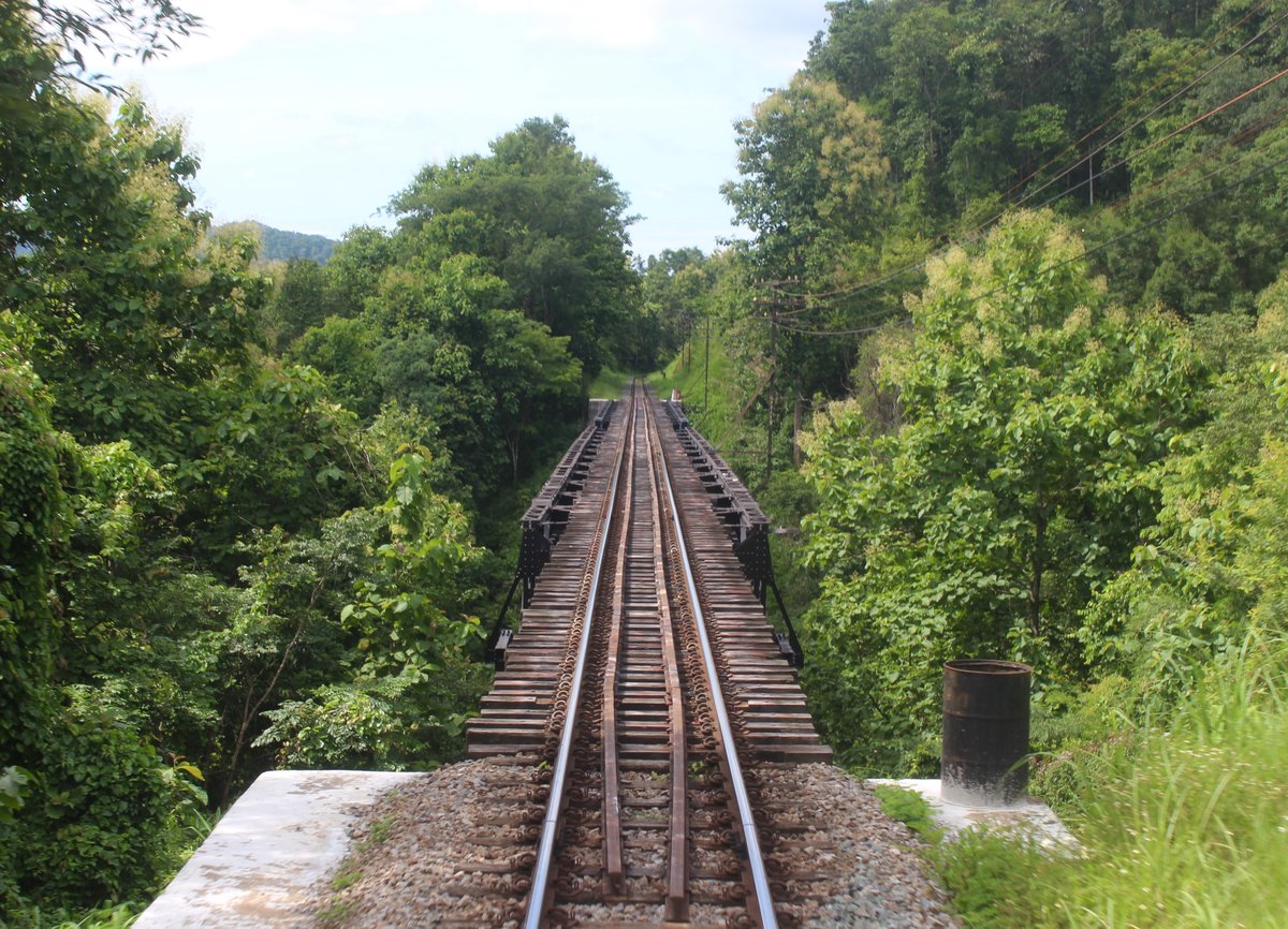 Im Urwald: Im Bild wird in Krze ein Expresszug von Chiang Mai-Bangkok diese 142 Meter lange Brcke berqueren. Es ist eine der 3 grossen Eisenbahnbrcken zwischen Chiang Mai und Lampang. Diese liegt wie die anderen im Doi Khun Tan National Park.
Leider habe ich im Internet gar nichts ber die Brcke erfahren, nur: https://www.google.ch/maps/@18.4550993,99.2672325,3a,75y,266.18h,93.41t/data=!3m6!1e1!3m4!1sjqjmp5knxRsKsivseMHkLQ!2e0!7i13312!8i6656