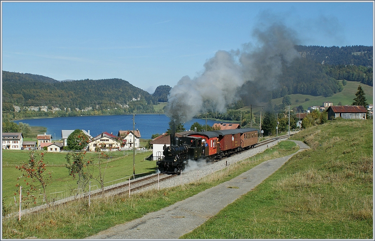 Im Vallée de Joux fährt ein weiteres  Tigerli  im Museumsbetrieb, die E 3/3 N° 8523 der CTVJ (Compagnie du Train à Vapeur de la Vallée du Joux), welche in Le Pont über einige Gleise und Depot Anlagen verfügt. 
Das Bild zeigt die zierliche Lok im Anstieg kurz nach Les Charbonnières auf der Fahrt Richtung Le Brassus, im Hintergrund der Lac Brenet. 

4. Okt. 2009
