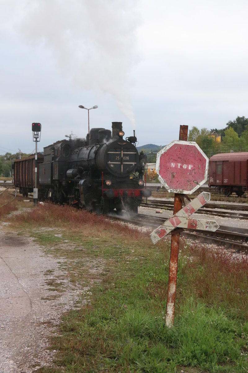 Im Verschiebebahnhof nächst Celje macht sich 25.026 auf den Weg zu einer Belastungsprobe im nahegelegenen Industriegebiet. 
24.09.2015