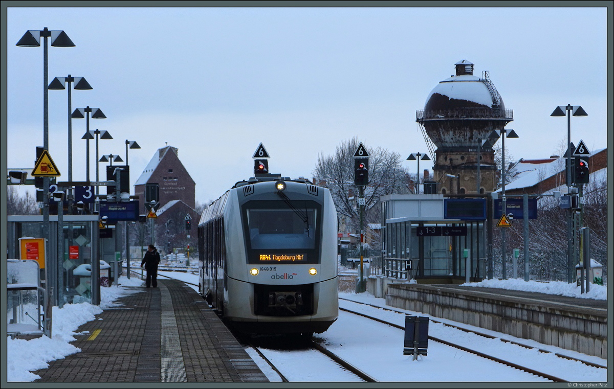 Im verschneiten Bahnhof Aschersleben wartet Abellio-Lint 1648 915 auf die Abfahrt Richtung Magdeburg. (30.01.2021)