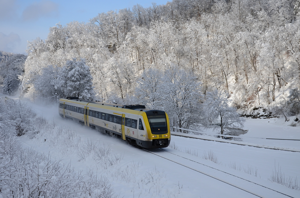 Im verschneiten Schmeiental zwischen Storzingen und Oberschmeien fuhr mir am 16. Januar 2021 der 612 139 als IRE 3257 von Stuttgart nach Aulendorf vor die Linse.