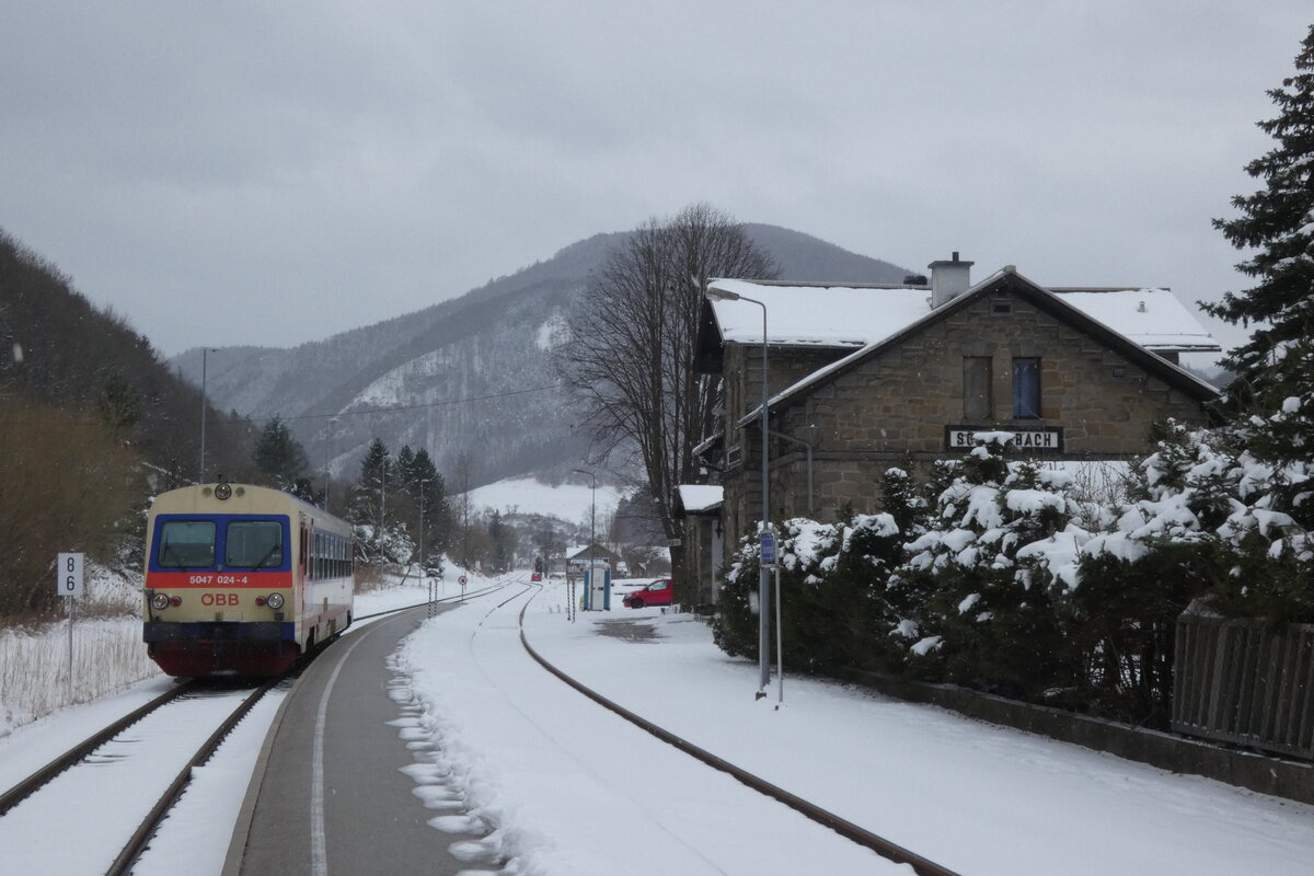 Im verschneiten Schrambach wartet 5047 024 auf seine Weiterfahrt als R 6749 nach Hainfeld. Zuvor ist der Dieseltriebwagen aus selbiger Ortschaft als R 6748 in den heutigen Endpunkt der Traisentalbahn, zumindest für PV-Züge, eingefahren. 21. März 2021